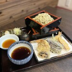 鵠沼海岸 蕎麦兄 - 料理写真:揚げたての天ぷらと、香り高い石臼挽き蕎麦を一緒に楽しめる天せいろ。