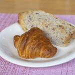 チライ - 同一敷地内にある「江丹別のパン アマン」さんのパンが供されます。