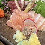 炭火焼鳥 西田屋 - 地鶏のお造り三種盛り合わせ(1,650円)