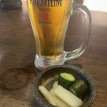 炭火焼鳥 西田屋 - プレミアムモルツ生ビール(中)ジョッキ(748円)
と付出し(385円)の漬物