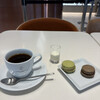 ピエールマルコリーニ - コーヒーについてくる。ミルクもちゃんとミルクがついてくるのもうれしいですね。マカロンはお皿にちょこんと乗って来てます。(★‿★)