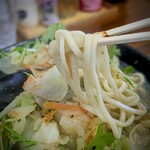 大和食堂 - 麺はモチゴワ。一般的に沖縄そばのイメージは、きっとこれ。