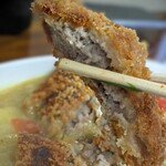 大和食堂 - カツも一切れ貰いました。ともかく揚げたて。カレーのコクの無さは驚きのレベルですが、ポイントはそこじゃ無い？…(・・;