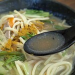 大和食堂 - スープは豚骨鰹の混合タイプ。これも一般的な感じ。卓上にカレー粉が置いてあるのもノスタル系宮古島食堂の常で、かけるとコクが出ます。是非お試しを。