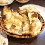 アジアンダイニング ダリマ - ナン✨✨　アツアツ✨✨