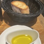 俺のイタリアン - パンには追加でオリーブオイルいただきました♪