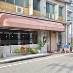 矢馬野 - 広島電鉄十日市町電停から徒歩3分の場所にある「矢馬野」さん、朝6時30分から営業
2016年開業、(1982年創業)、ご夫婦のみの2名体制
小豆色の防水布の庇、ガラス張り壁、純喫茶らしい佇まい