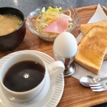 矢馬野 - モーニングセット(税込600円)
①トースト②野菜サラダ(ハム&萵苣&千切り甘藍&針人参)③茹で卵④お味噌汁
お飲み物《セットドリンク》①HOT珈琲【サイフォン式】
3年前と同価格で同内容、素晴らしい