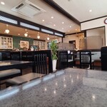 矢馬野 - 店内は白い天井、ガラス張り壁&複数の絵画が飾られた白壁、厨房は緑色のタイル貼り壁、灰紫色のタイル貼り床、ダウンライトの照明、清潔感があり、落ち着いた純喫茶らしい空間、BGM代わりのTV音声