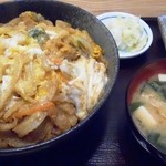 きくや食堂 - かき揚げ丼￥600　大きな丼にぎっしりのごはん　ご飯を覆ってジャンボなかき揚げが載る（2015.2.18）