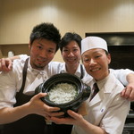 神保町 傳 - 27年2月　シラス御飯の土鍋を囲む傳ファミリー