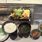 溫八炭火ガーデン - ホル玉定食