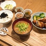 きまんまテーブル - 日替わりランチ。梅しそ巻きカツと豚汁定食。