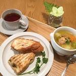 きまんまテーブル - ある日の朝ごはん。パニーニ2種とポトフと紅茶。
