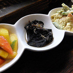 古都里 - 三点盛り。島にんじん、茄子のぴり辛、ポテトサラダ