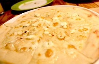 h ALLA LIBERA - 四種のチーズピザ