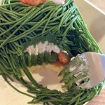 抹茶ラボ - 中の土台はスポンジケーキ、上に抹茶アイスとマロンアイスに少し果実(この日はイチゴ)。