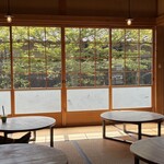 抹茶ラボ - ちゃぶ台席と庭景色。テーブル席側も靴を脱いで上がるスタイル