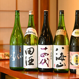 料理に寄り添う日本酒の数々。季節限定や自家製梅酒もご用意