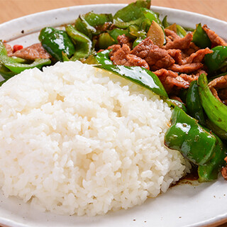 旨みをギュッと凝縮した牛肉唐辛子炒め丼。やみつきになる逸品を
