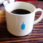 カフェ ヒラナガ - % ARABICA Kyotoのドミニカワイニー（マグはブルーボトルコーヒー）