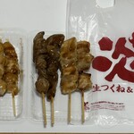 美唄焼鳥・惣菜 炎 - ひな皮 160円　もも葱串 170円　鶏レバー串 160円　豚串 200円