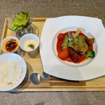 ヒュゲリ - 料理写真:鶏肉のペルシャードランチとブリュレ