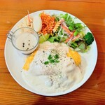 Cafe ＆ Store 楽 - 料理写真:ホワイトオムライスプレートランチ