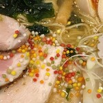 中華そば モンド - 特製にするとカラフルなあられも