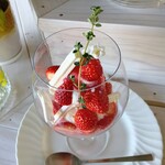 パテスリーワガママ - いちごパフェ
