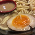麺処 花田 - 味玉と麺。

トッピングで頼んだ味玉を半分にカットして出してくれるお店って珍しいかも。