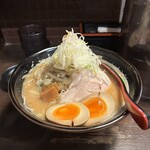 麺処 花田 - 味噌ラーメン、味玉。
野菜ニンニク増し。

平日13時前に到着。
まだまだ行列。
食券を買い、通路を挟んだワープ先へ接続。
着丼までは35分だった。
