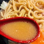 麺処 花田 - スープ。

期待を裏切らない、濃厚で美味しい味噌ラーメンだった。
動物系の香りもいい意味で強く感じ、少ないと思っていた量も丁度良かった。