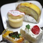 パティシエセーナ - 手前のケーキをつぶしてしまってデコレーションが…。