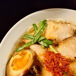 焼豚ラーメン 三條 - スッキリ感もある醤油ラーメンで
ラードとチャーシューの煮汁をカエシとして使用しているらしい

ピリ辛感のある半辛、ラー油、唐辛子の追加により
スープの甘みさえも旨味に変換され美味しく感じてるよねえ❗️