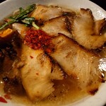 焼豚ラーメン 三條 - バラチャーシューには
違和感のあるネガティブな味わいは一切無くて

トロッとした旨味感と外皮の炙られた香ばしさがある
