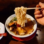 焼豚ラーメン 三條 - 麺は程よい硬さとなり

今までの三條さんのラーメンへの嫌悪感を一掃し
考えが激変する美味しさだった❗️