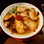 焼豚ラーメン 三條 - ◯焼豚ラーメン
デフォのラーメンが焼豚ラーメンと書いてあるだけあり
焼豚がラーメンの上を覆い尽くしている

これ、肉盛りだったら映えるだろうな❗️

着丼時にふんわりとニラの香りが漂っていた
