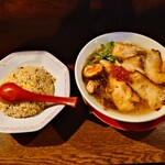 焼豚ラーメン 三條 - ●焼豚ラーメン　1050円

●ラーメン　半辛　無料

他の職人さんと仕事はしてるけれど
車は別だから匂いのことは躊躇せず

●ニンチャン（ニンニク入り）　550円

合計　1,600円を注文してみた