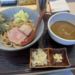 長男、もんたいちお - つけ麺1,200円税込。麺量200→150gに減。ちょうど良いです。22:02現在、まだお腹が程よく持ってます。もちろん帰宅電車内です…orz