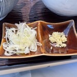 長男、もんたいちお - 今日の気まぐれ薬味はネギとニンニク。両方とも好き。ニンニクは辛味があった。
