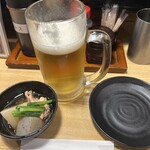 フナバシ屋 - たまらずビールはひと口飲んでから写真撮影

お通しの小鉢、美味しく煮込まれた鶏さんが
とても美味しく感じました