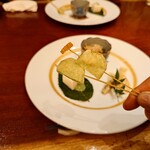 手酌割烹 てら田 - ◯​そら豆の真薯とのし梅の串
鮮やかな緑で薄皮の天ぷら衣となる
甘みある味付けな豆の旨味もある真薯と

甘酸っぱいのし梅を合わせた串となる