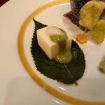 手酌割烹 てら田 - ◯​嶺岡豆腐
 牛乳と葛粉を練り上げた豆腐に
抹茶のソースを添えたものとなる

胡麻豆腐な感じの味わいなんだけど
牛乳のミルキーもあって面白く、美味しい味わいだった