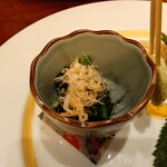 手酌割烹 てら田 - ▷前菜
◯​小松菜のお浸し
鰹節から引かれた出汁と桜海老が合わされ
薄味気味なカエシな味わいの
さっぱりとしながらも
出汁感が美味しい、小松菜のお浸しだった