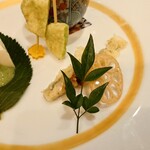 手酌割烹 てら田 - ◯​稚鮎の天ぷら
稚鮎をサクッと揚げたものとなる

稚鮎のワタの大人好みな心地良い苦味感があり
お酒のツマミにも良い感じ♪

◯​レンコンチップ:
パリパリ食感の心地良さと塩味で美味しいチップ
