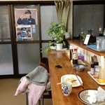 すずや - 店奥にカウンターがあります