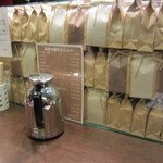 讃岐うどん いってつ - カウンター席の真ん中には小麦粉袋のしきり