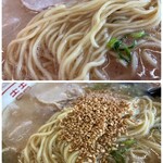 大久ラーメン - 麺量120g程のバリカタ
先ずは胡麻を振りかけて・・