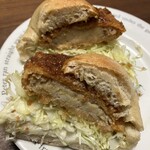 アブミ ベーカリー - ベーグルサンド(コロッケ)の断面